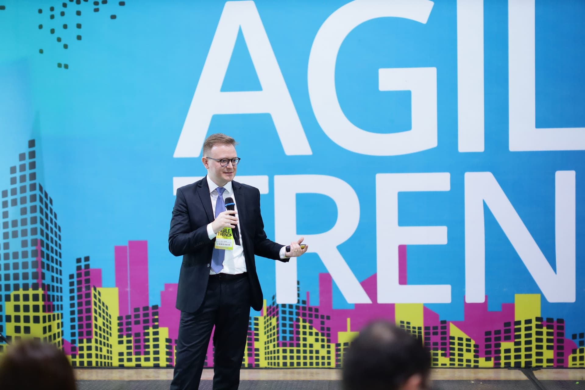 Ivan Mayer Caron palestrando no palco do Agile Trends Gov